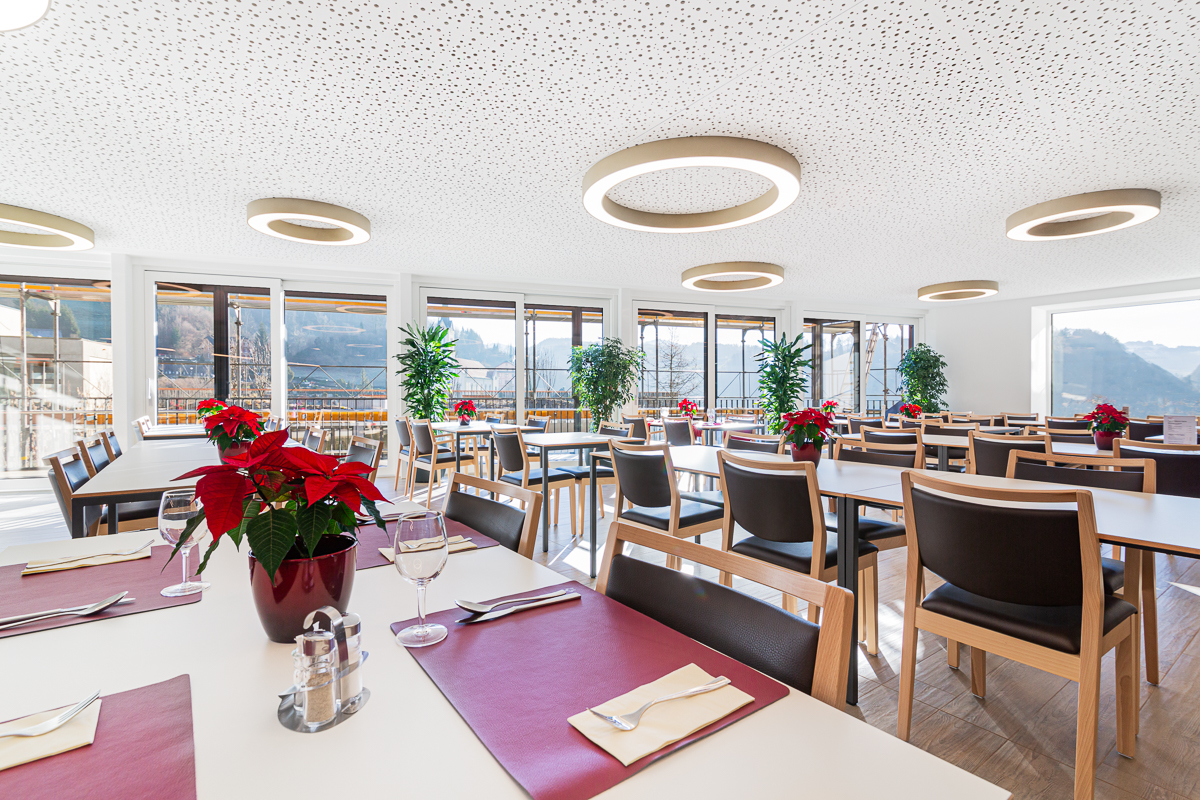 mesch-berghof_cafeteria-1_web.jpg