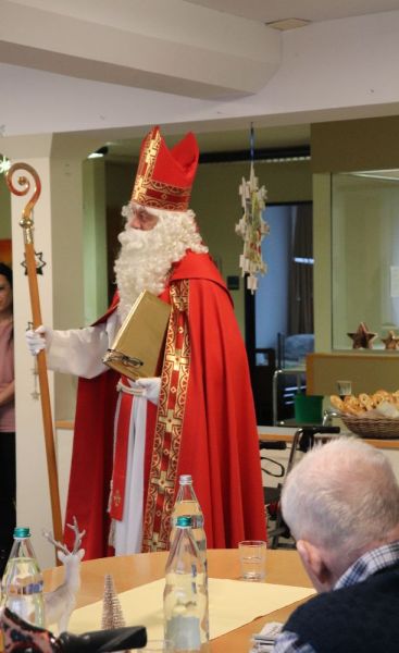 Samichlaus Besuch im Restaurant und auf den Abteilungen